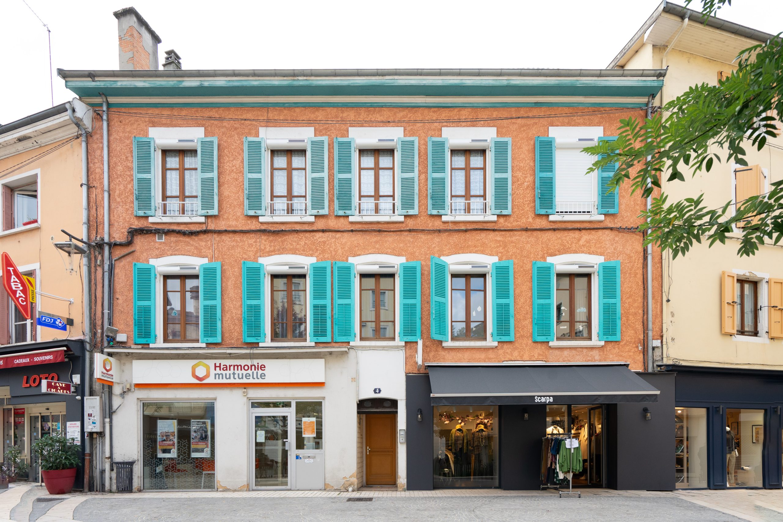 Immeuble orange et bleu