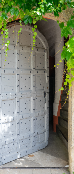 Photo porte rustique entre ouverte